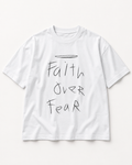 Camiseta Faith Over Fear branca — vista frontal