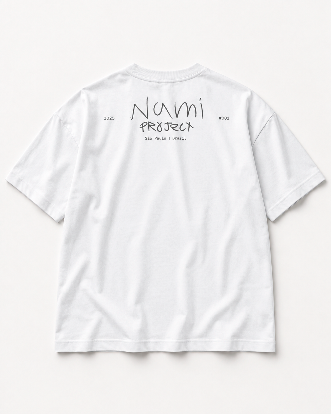 Camiseta Belong to Jesus branca — vista traseira com assinatura Nami Project