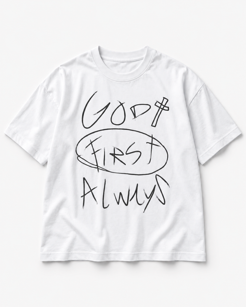 Camiseta God Always First branca — vista frontal