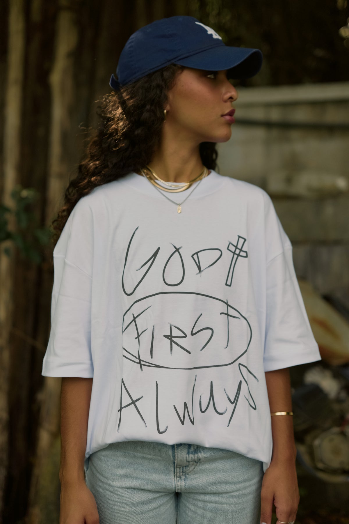 Camiseta God Always First branca em uso — vista frontal