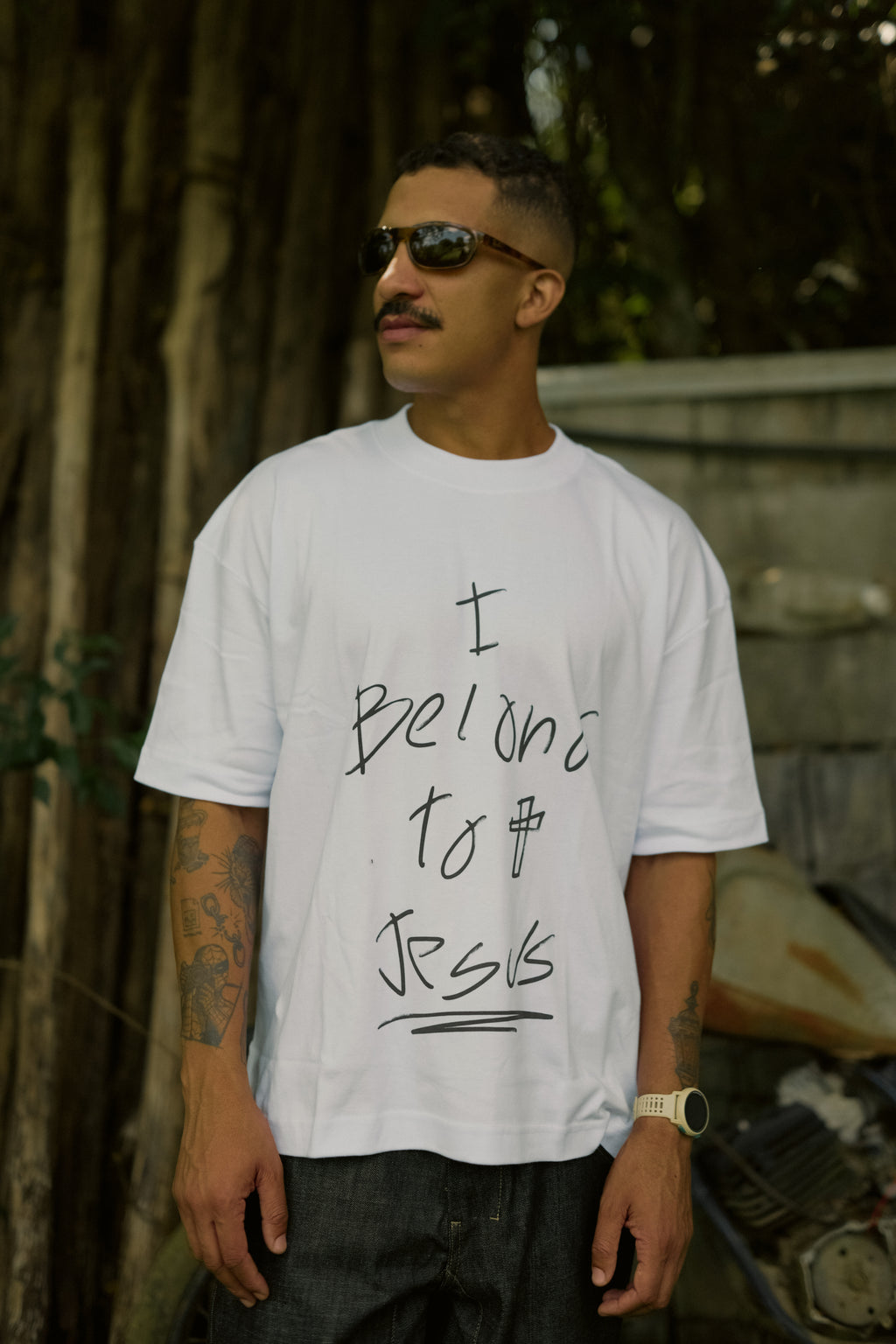 Camiseta Belong to Jesus branca em uso — vista frontal