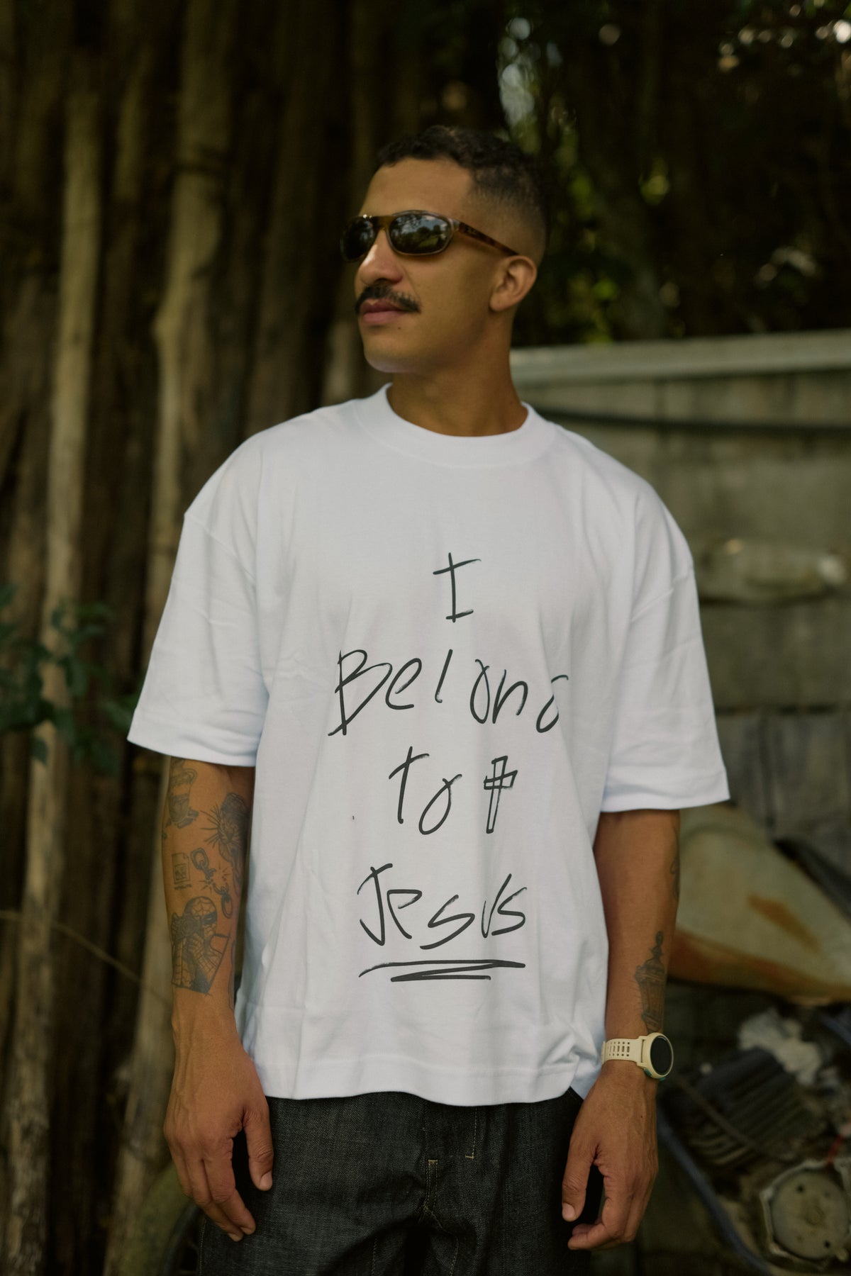 Camiseta Belong to Jesus branca em uso — vista frontal