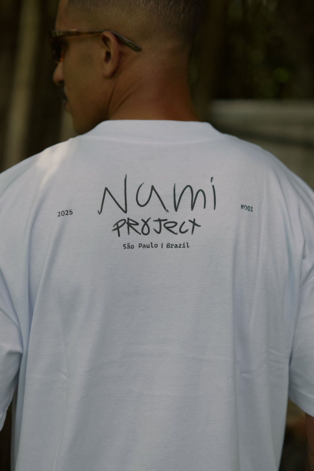 Camiseta Belong to Jesus branca em uso — vista traseira