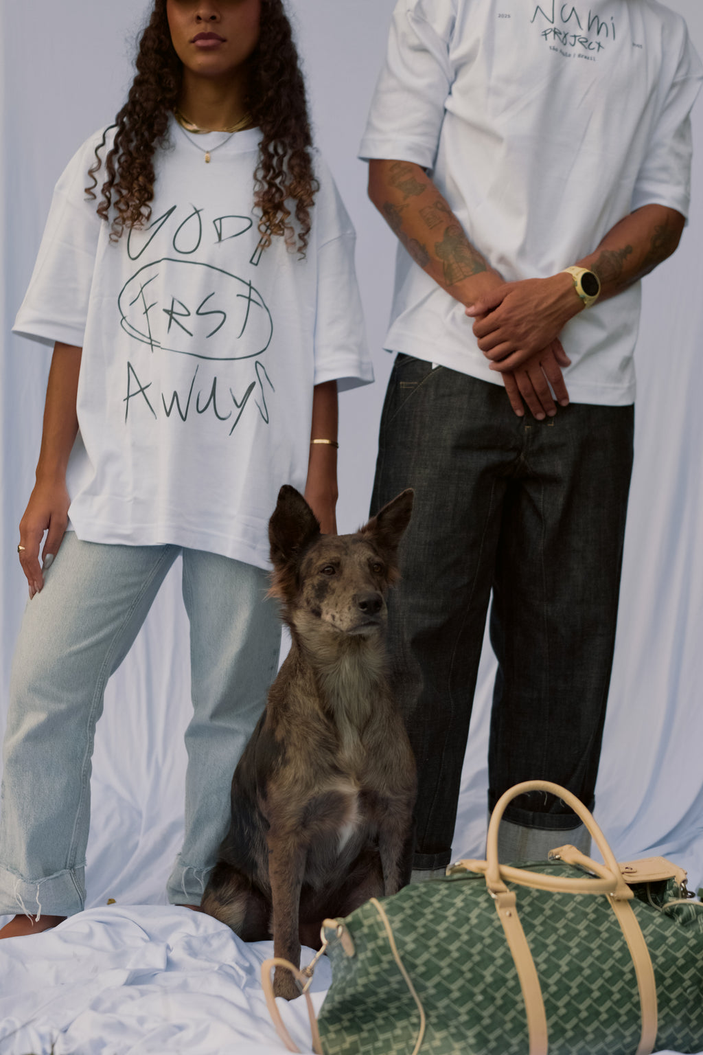 Duas camisetas do Kit Genesis em uso — vistas frontal e traseira