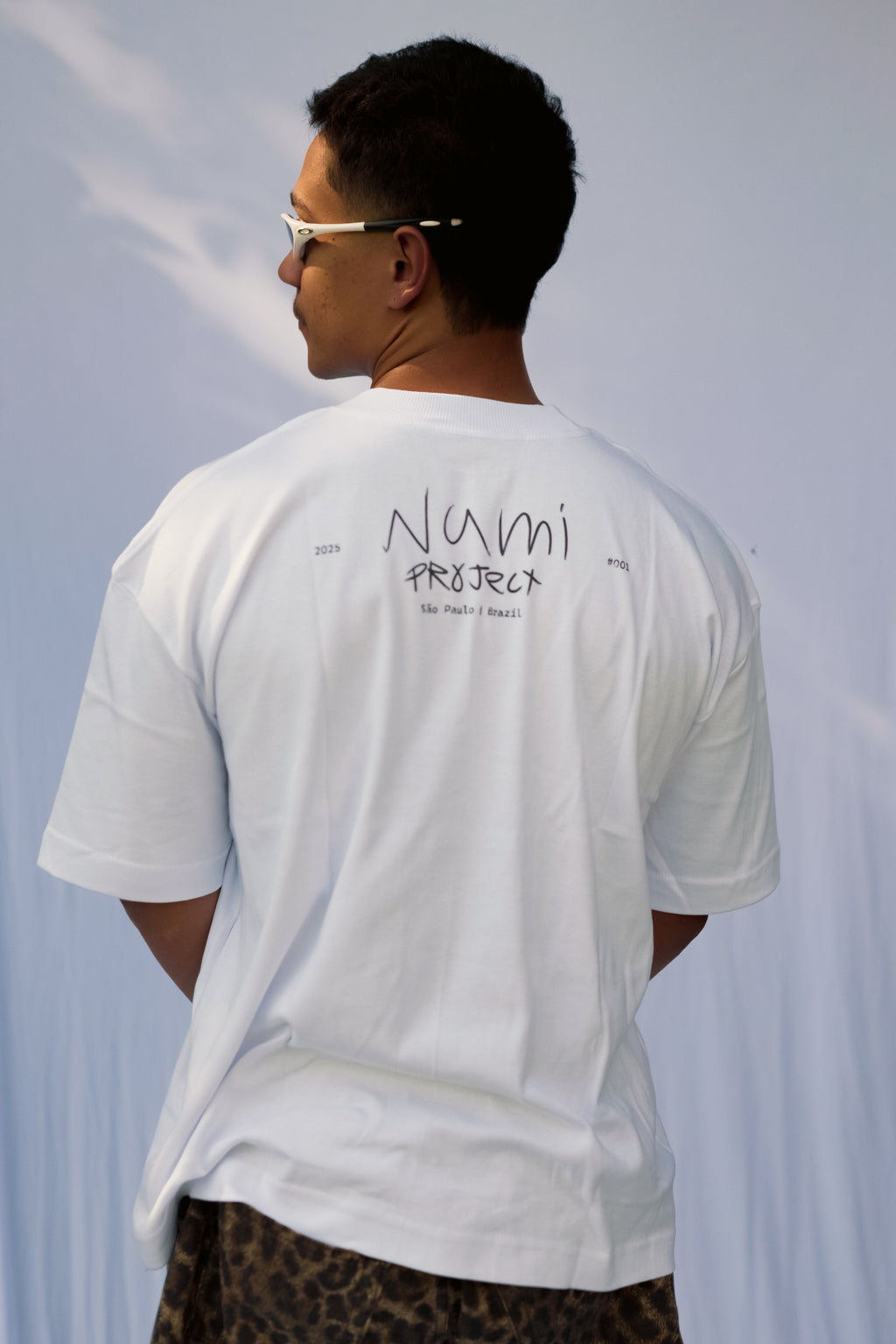 Camiseta Faith Over Fear branca em uso — vista traseira