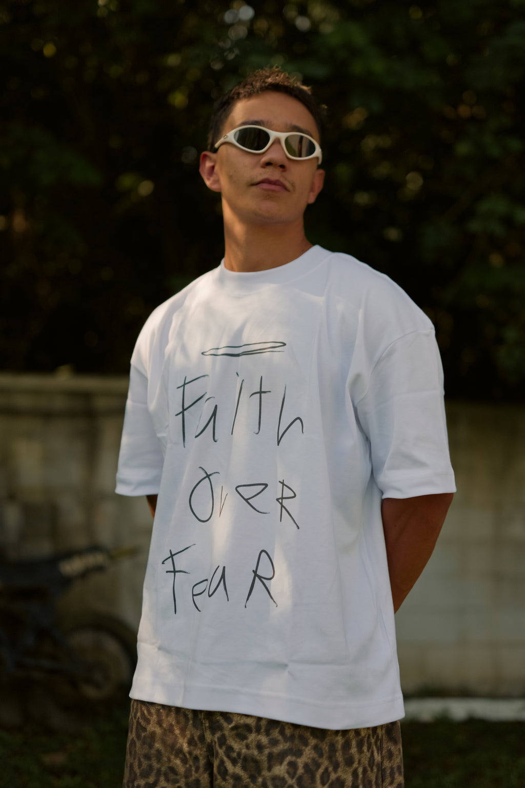 Camiseta Faith Over Fear branca em uso — vista frontal