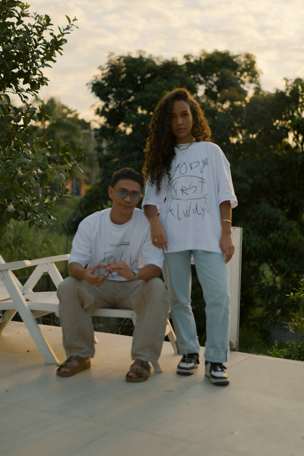 Camisetas Faith Over Fear e God Always First do Kit Genesis em uso
